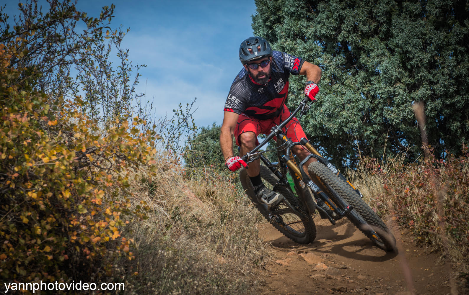 Proper Mountain Bike Posture 7 Tips For A Better MTB Riding Position The Pro s Closet